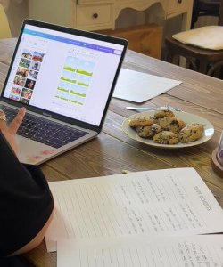 יצירת לוח השראה במהלך סדנה